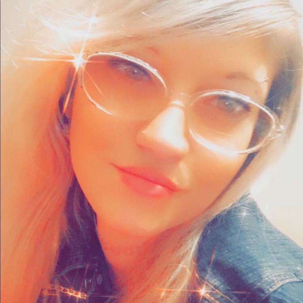Meet your Posher, Crystal